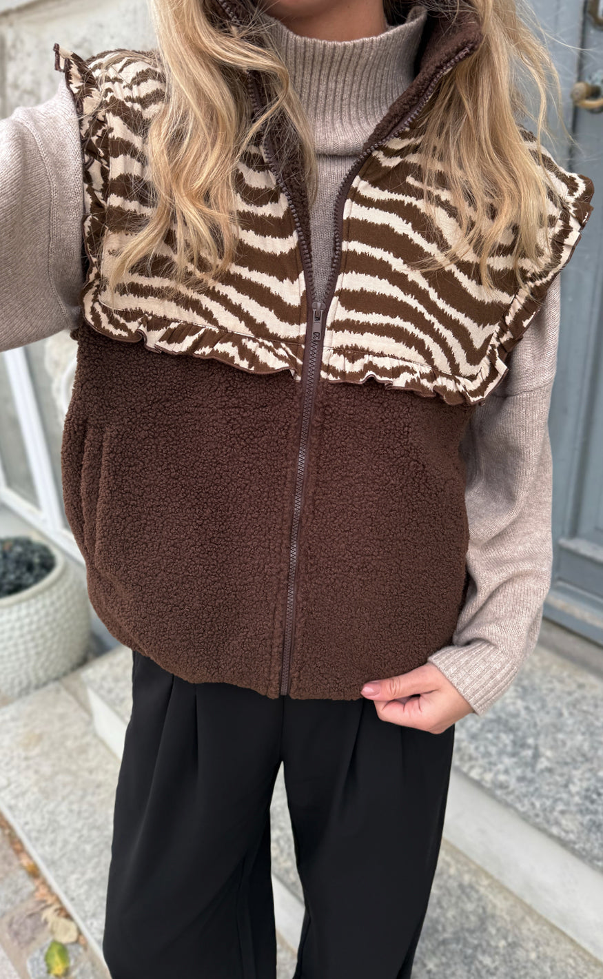 Say INA Copenhagen Fleece Vest - Fia - Dark Brown W. Zebra